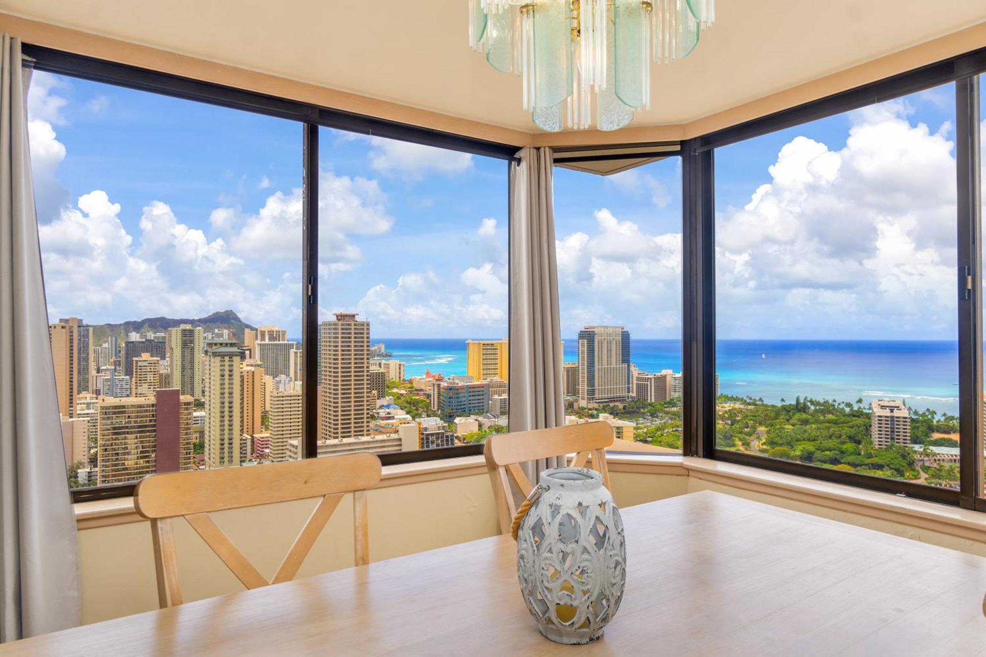 Hawaiian Monarch Penthouse 402 * Honolulu
